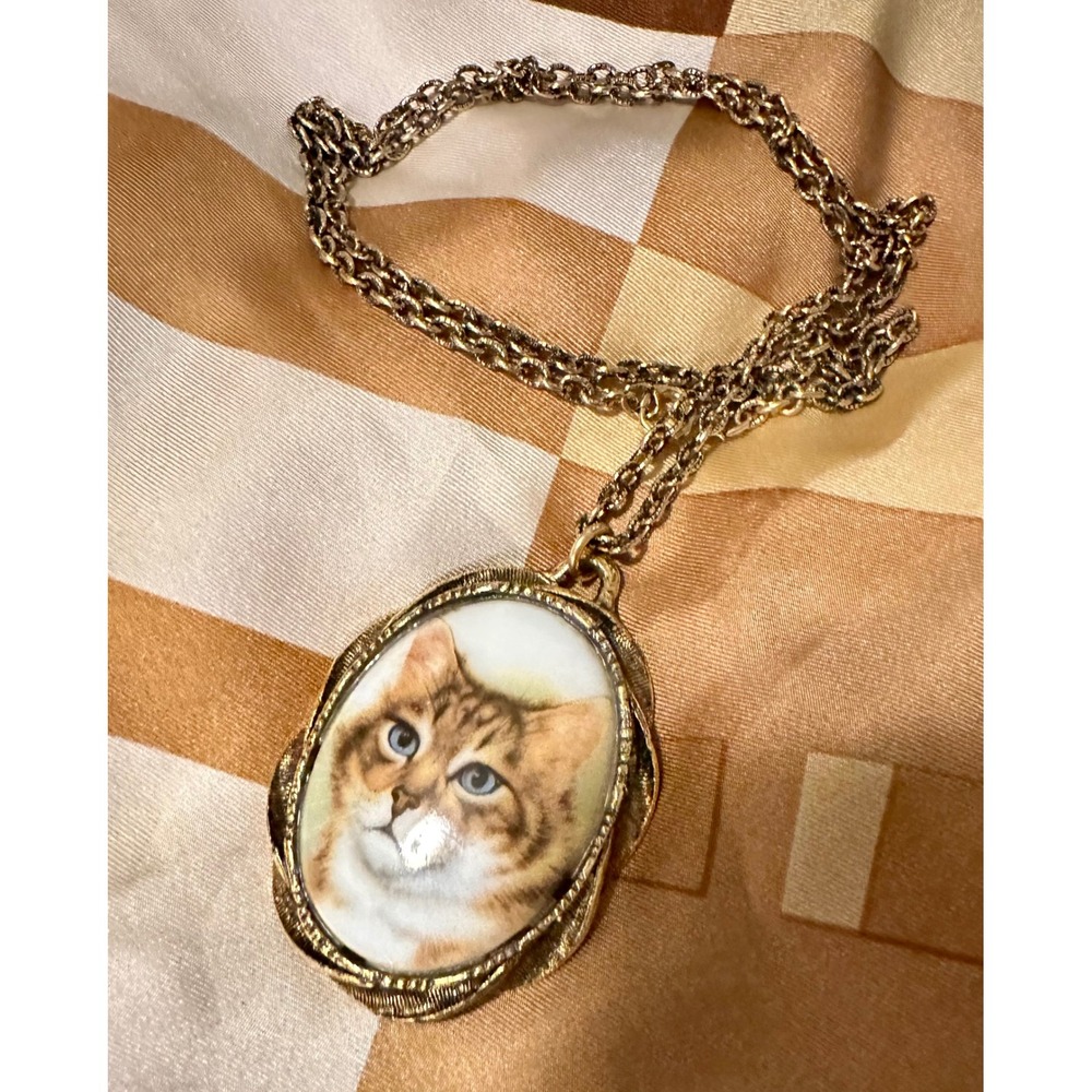 Vintage‎ Gold Tone Tabby Cat Oval Porcelain Cabochon Pendant Necklace 28"
